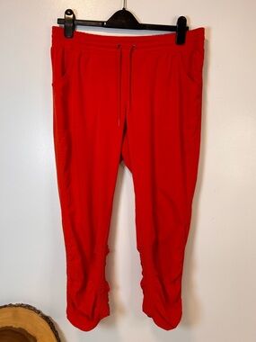 Athleta Women’s Size 12 Prima Capri Pants Active wear Saffron Red